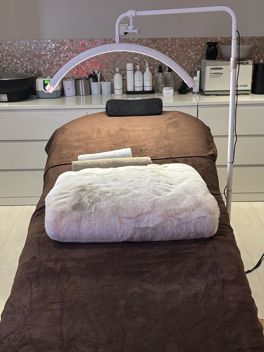 De behandelkamer van Schoonheidssalon La Bellezza in Eindhoven, met verwarmde behandelstoel en behandellamp