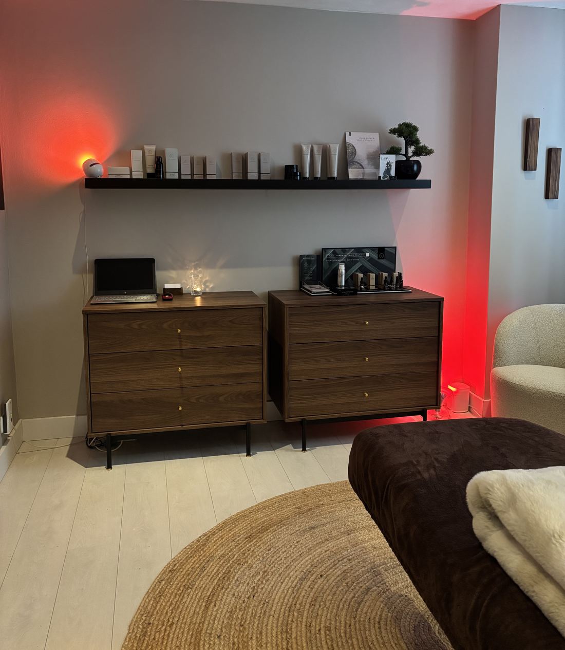 Interieur van Schoonheidssalon La Bellezza met verzorgingsproducten en warme kleurentherapie-verlichting